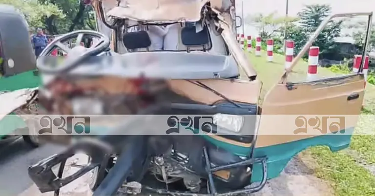 দুর্ঘটনায় ক্ষতিগ্রস্ত লেগুনা